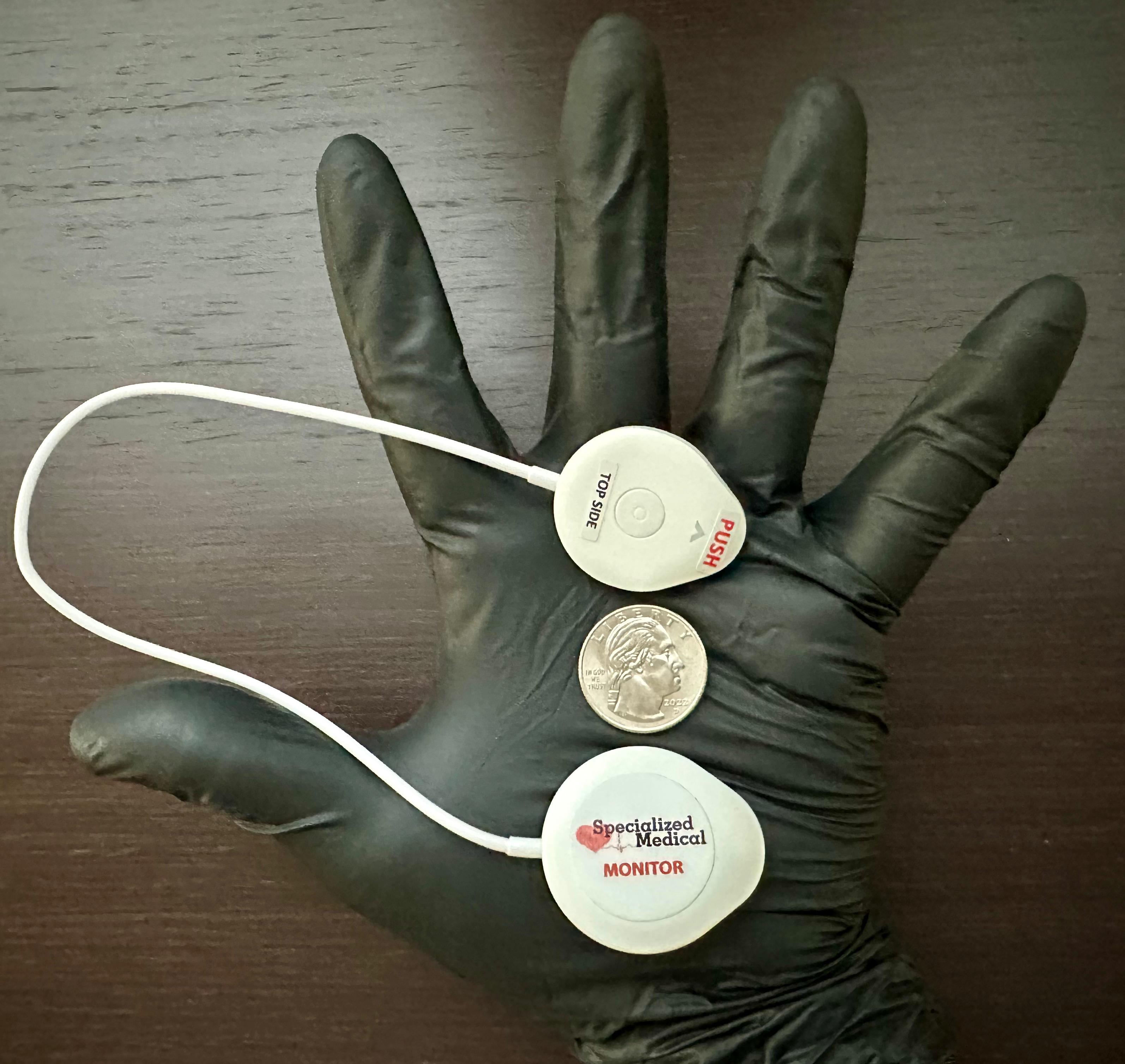 Compact S-Patch cardiac monitor with scale reference